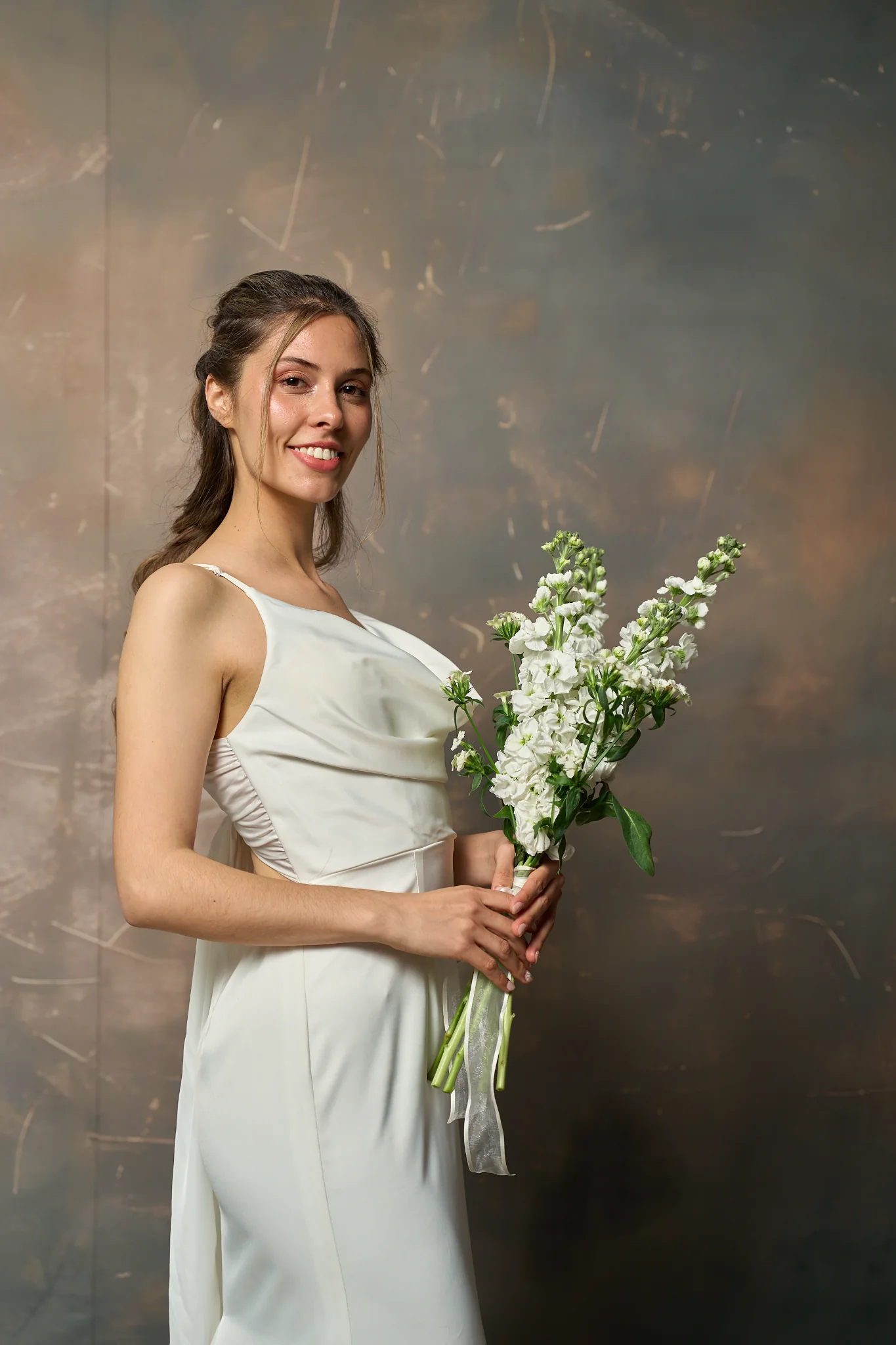 Retrato profesional de invitada con flores