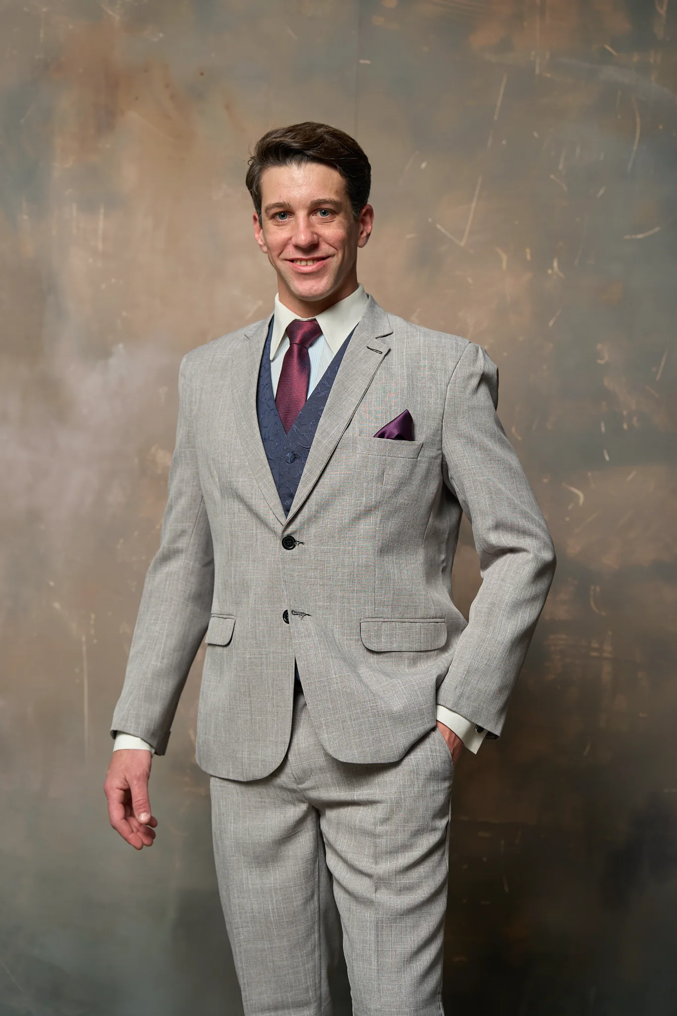 Retrato profesional de invitado en traje